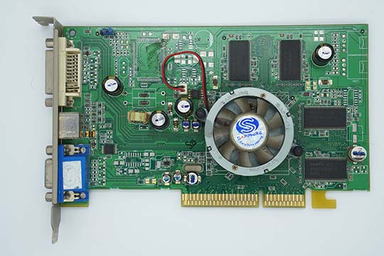 蓝宝石SAPPHIRE Radeon 9550 128MB DDR 显示卡（ATI Radeon 9550芯片）